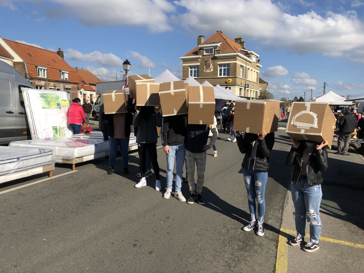 CollegeWatten's tweet photo. #Residencedartistes du @departement59 : les élèves se sont rendus sur le marché de @VilleWatten ce vendredi pour expérimenter "in situ" les camera obscura fabriquées la semaine dernière. @AcLille @dsden59Polepeda @JoelleCottenye @Patrick_Valois https://t.co/6lI5uDVBk4