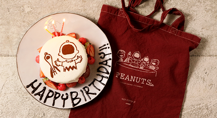 Snoopyjapan スヌーピーと一緒に誕生日をお祝い ついに Peanuts Cafe 名古屋 に限定カラーのトートバッグ付きバースデープランが登場 ベートーベンの誕生日をピーナッツ ギャングたちが揃ってお祝いしている 珍しいコミックを使ったトートバッグが