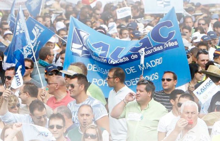AUGC_JuanFdez's tweet photo. La fuerte represión institucional de @guardiacivil continúa contra los representantes de @AUGC_Comunica 

Nuevo expediente disciplinario por falta grave para @AUGC_sg_badajoz 

Reclamar democracia y derechos sale caro, pero no nos van a doblegar. Seguimos...

#YoSoyAUGC https://t.co/iayF9CmaJb