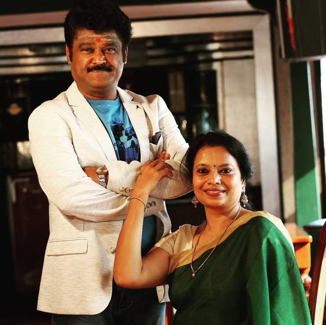 Cine_Lucky's tweet photo. ಮದುವೆ ವಾರ್ಷಿಕೋತ್ಸವದ ಶುಭಾಶಯಗಳು @Jaggesh2 ಸರ್ @27parims ಮೇಡಂ 💐💐💐 https://t.co/XOFSQ4n4h9