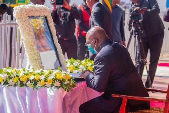 radelmwanza111's tweet photo. Tanzanie: Le president en exercice de l'Union Africaine et président de la RDC, SEM Félix Antoine Tshisekedi Tshilombo signe le livre de condoléances en hommage à feu Dr John Magafuli, au stade de la République à DODOMA.
@Presidence_RDC https://t.co/0JDgG6hkRl