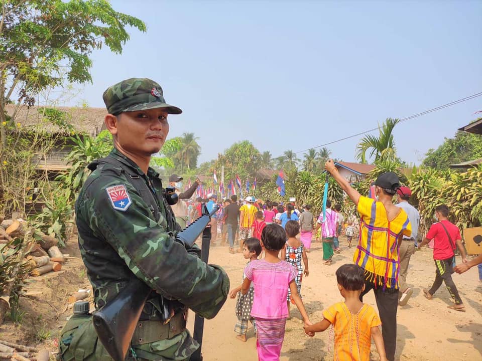 Myanmar_Now_Eng's tweet photo. Karen people protesting against the military dictatorship today in the KNU-controlled area of Ye Township in Mon State were escorted by KNU Brigade (6) for their safety. #WhatsHappeningInMyanmar https://t.co/9ZqPYenm8E