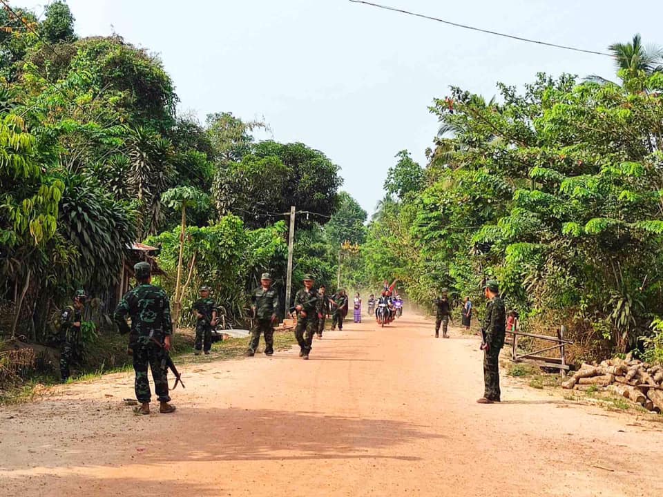 Myanmar_Now_Eng's tweet photo. Karen people protesting against the military dictatorship today in the KNU-controlled area of Ye Township in Mon State were escorted by KNU Brigade (6) for their safety. #WhatsHappeningInMyanmar https://t.co/9ZqPYenm8E