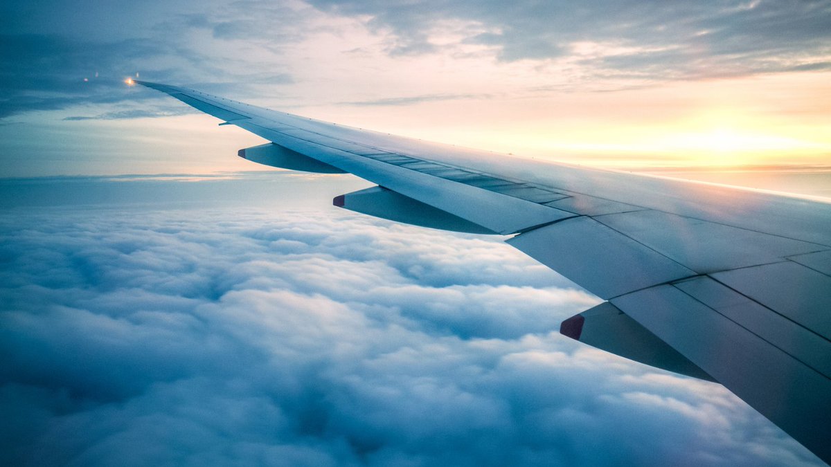 ¿Sabías que #ENAIRE gestiona todas las aeronaves que despegan, aterrizan o transitan por nuestro espacio aéreo mediante servicios de comunicaciones, navegación y vigilancia? ✈ 

#aviación