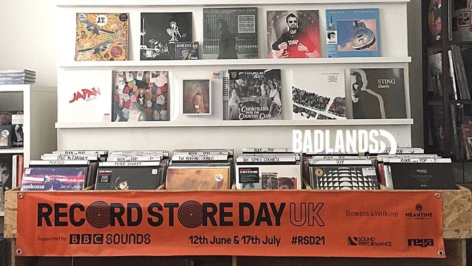 RSDUK's tweet photo. Keep your eyes peeled for the official #RSDDrops banners!👀They're beginning to pop up in store windows across the country🧡Find your local independent record shop here: https://t.co/oC3U0NGRug #RSD21 https://t.co/xpb4TszXvH