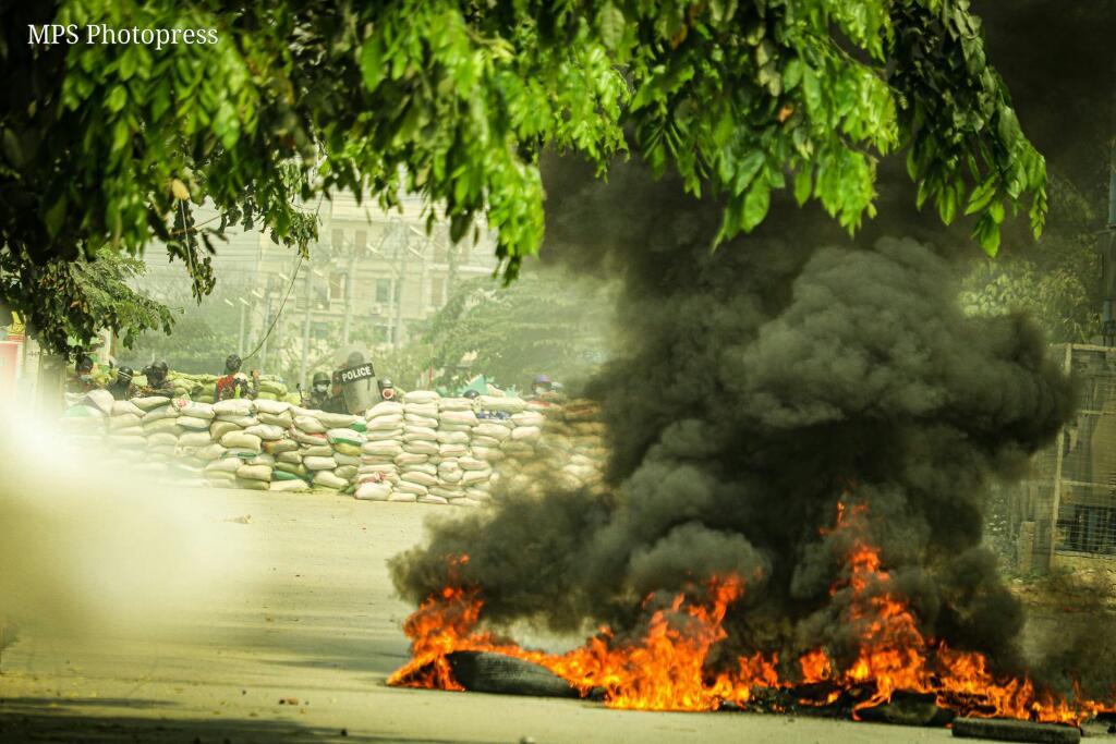loon2262005's tweet photo. One man was injured when the coup regime’s armed forces set fire to barricades at Mya Yi Nanda low-cost housing estate in Mandalay, locals said. Yesterday too these forces attacked three neighbourhoods in Mandalay, killing at least six people.
#WhatsHappeningInMyanmar https://t.co/7v3mUjQmGL