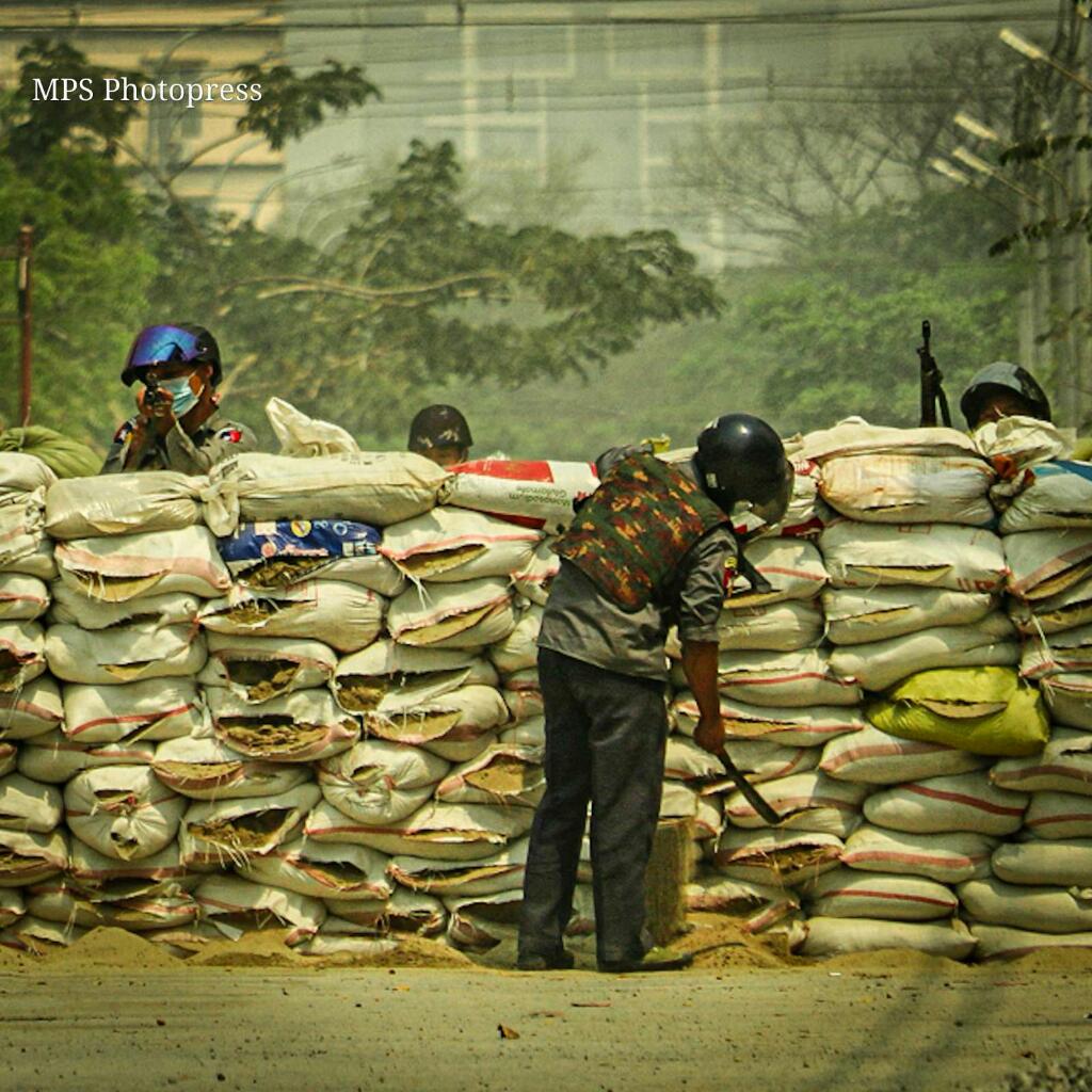 loon2262005's tweet photo. One man was injured when the coup regime’s armed forces set fire to barricades at Mya Yi Nanda low-cost housing estate in Mandalay, locals said. Yesterday too these forces attacked three neighbourhoods in Mandalay, killing at least six people.
#WhatsHappeningInMyanmar https://t.co/7v3mUjQmGL