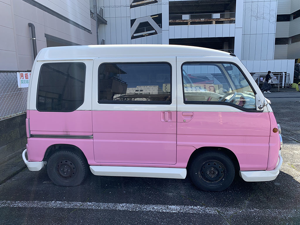 trade3072's tweet photo. #サンバー ディアス #ヤフオク 出品中です🚙💨ピンクとホワイトのツートンカラーの #ワーゲンバス 仕様です。エンジンはスーパーチャージャー搭載の55馬力💪走行距離11万km弱。タイミングベルト交換済み。車検：令和4年3月まで

https://t.co/RhQv7jfe5C

#自動車 #車 #中古車 #旧車 #車売却 #車好き https://t.co/V6lMbSQAW8
