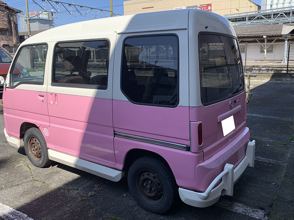 trade3072's tweet photo. #サンバー ディアス #ヤフオク 出品中です🚙💨ピンクとホワイトのツートンカラーの #ワーゲンバス 仕様です。エンジンはスーパーチャージャー搭載の55馬力💪走行距離11万km弱。タイミングベルト交換済み。車検：令和4年3月まで

https://t.co/RhQv7jfe5C

#自動車 #車 #中古車 #旧車 #車売却 #車好き https://t.co/V6lMbSQAW8