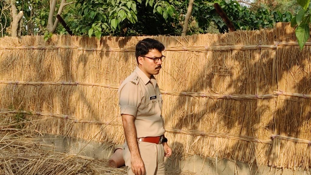sarvendranews24's tweet photo. @bstvlive #बलिया के नौरंगा गांव मे कार्बाइन बरामदगी के लिए #SPBALLIA बधाई के पात्र आप की जितनी प्रशंसा की जाए कम है ,और #ACSHOME @AwasthiAwanishK सर को पूरी टीम को 1 लाख की प्रोत्साहन राशी देने के लिए ह्रदय से आभार।जय हिन्द @balliapolice @UPGovt @CMOfficeUP @dubey_ips https://t.co/WBuP2B4ZFV