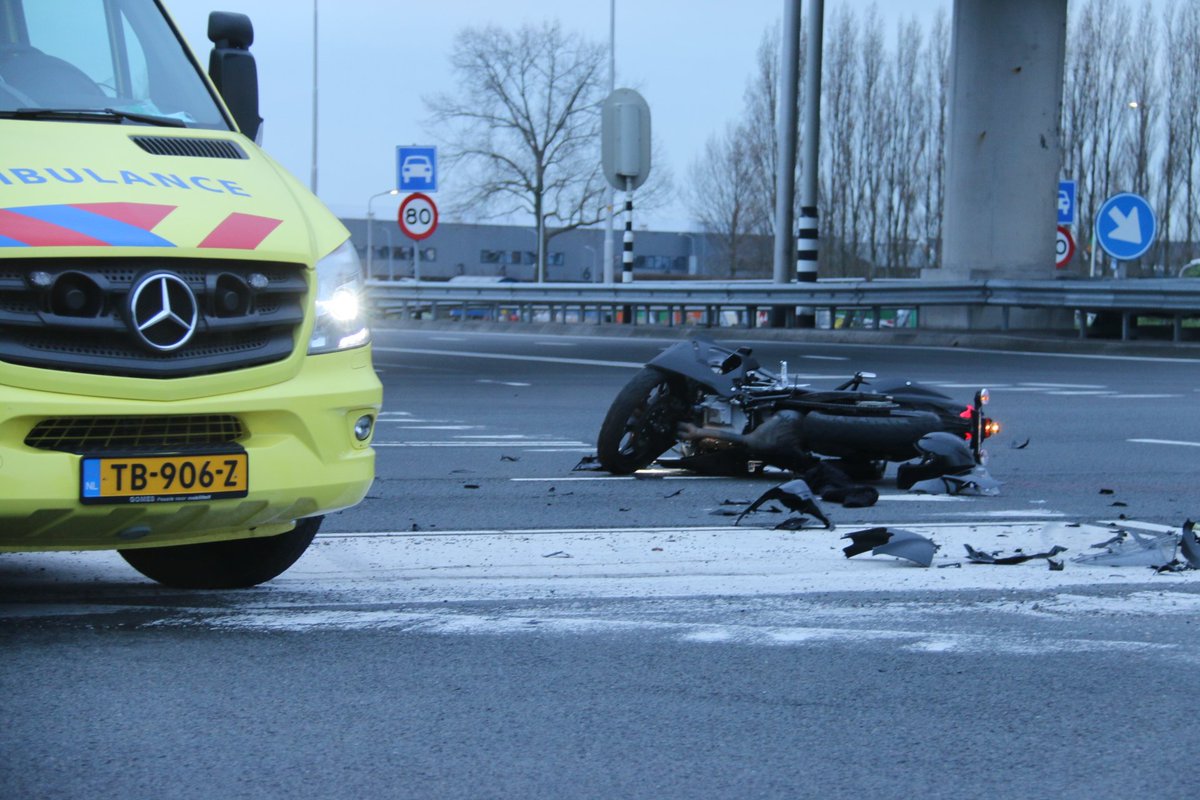 MarcoC42's tweet photo. Botsing motorrijder met auto n201/Legmeerdijk Aalsmeer https://t.co/9ITwCOVClt