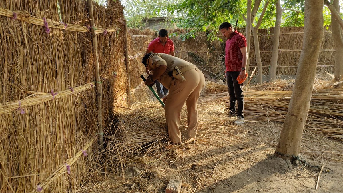 sarvendranews24's tweet photo. @bstvlive #बलिया के नौरंगा गांव मे कार्बाइन बरामदगी के लिए #SPBALLIA बधाई के पात्र आप की जितनी प्रशंसा की जाए कम है ,और #ACSHOME @AwasthiAwanishK सर को पूरी टीम को 1 लाख की प्रोत्साहन राशी देने के लिए ह्रदय से आभार।जय हिन्द @balliapolice @UPGovt @CMOfficeUP @dubey_ips https://t.co/WBuP2B4ZFV