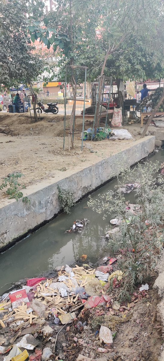 KomalaRayu's tweet photo. A lot of garbage is thrown on the main road near Gaur Chowk. It causes a bad smell. It becomes worse when it rains.@PMOIndia @myogiadityanath @OfficialGNIDA https://t.co/LlgGr70rhh