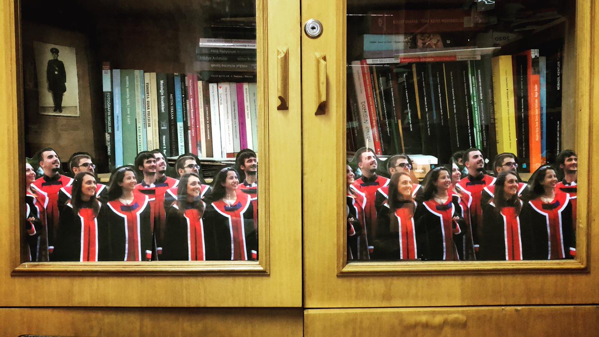 BesimCanZirh's tweet image. Uzaktan eğitimde bir yılı doldurduğumuz şu #AddDrop günlerinde ben de bazı minör-ritüeller geliştirdiğimi açıklamak isterim. Okulda olduğum günlerde odanın girişinde &quot;Merhaba arkadaşlar&quot; diyeceğim bir manzara oluşturdum kendime. Henüz cevap vermiyorlar ama zamanla alışacaklardır.