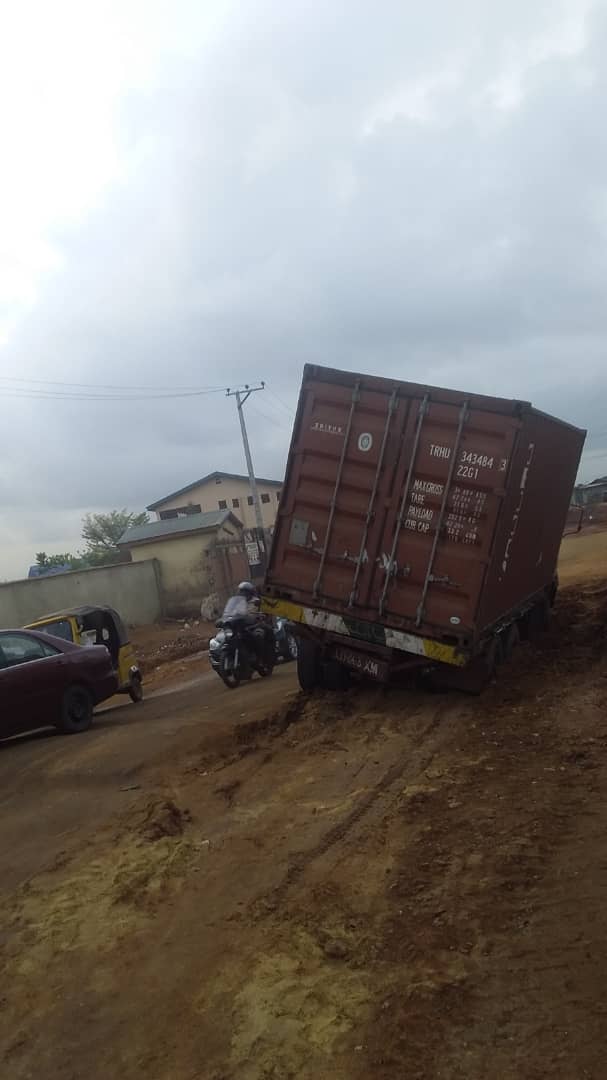 followlastma's tweet photo. [7:10AM] #ObasekumadeRd #Accident 
A distressed truck that stocked on the rough-surfaced road along Obasekumade road inw Ebute.  
Effort is on to recover the vehicle. Our men on ground to ensure effective contraflow to allow movement.
@Gidi_Traffic
@trafficbutter
@TrafficChiefNG https://t.co/6tbAd1WU0z