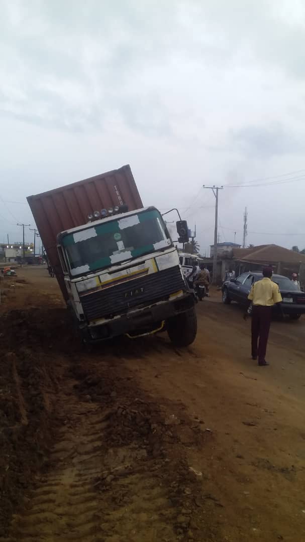 followlastma's tweet photo. [7:10AM] #ObasekumadeRd #Accident 
A distressed truck that stocked on the rough-surfaced road along Obasekumade road inw Ebute.  
Effort is on to recover the vehicle. Our men on ground to ensure effective contraflow to allow movement.
@Gidi_Traffic
@trafficbutter
@TrafficChiefNG https://t.co/6tbAd1WU0z