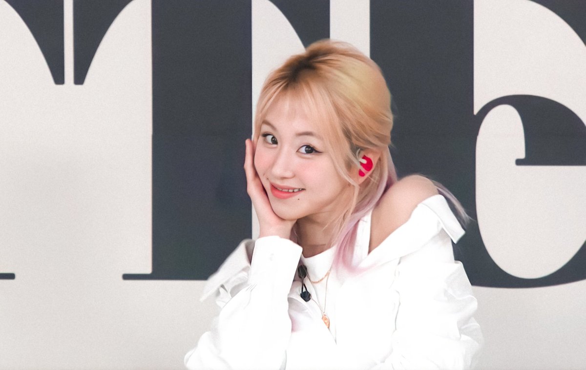 chaeyoungpic's tweet photo. isn't she lovely 🥺 https://t.co/E5RRV0MSgq