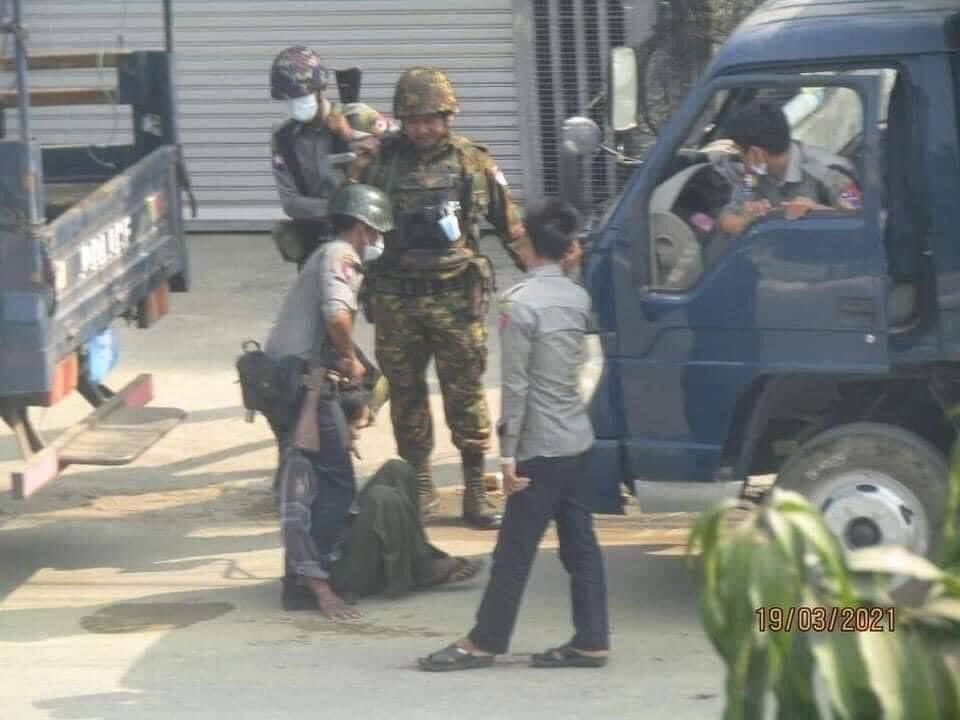 SAN58930863's tweet photo. Nouth Okkalapa,Yangon: Images of terrorists strangling a civilian’s neck with a rope. In the last photo,it can be seen that the neck was already broken and the victim was no longer alive. One of the cruel actions of Inhuman animal terrorists.
#WhatsHappeningInMaynmar https://t.co/9vwiMDTsVD
