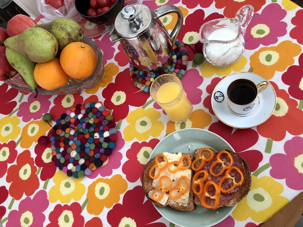 AnnisLind's tweet photo. Aamun väriöverit.  Piristeenä melontaseuran mokkakuppi #melaveikot #kevättä #valossa https://t.co/dbf0VND4iO