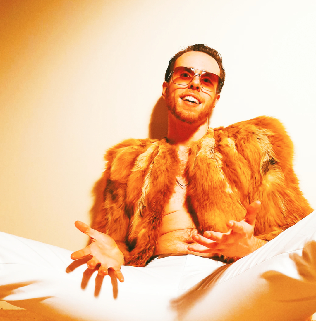 "Deeper Love" is a combination of soothing acoustic guitar and velvet R&amp;B vocals by <a href="/SC_undercover/">SC.undercover</a>. The record draws on feelings of intimacy and sensuality. Providing nostalgic tones from the days of traditional R&amp;B and acoustic Pop.

fucktheunknown.com/nostalgic-rb-p…