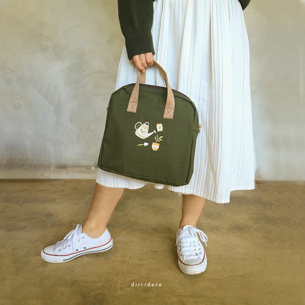 baranggcewe's tweet photo. Tas Kanvas Bordir 

Tas kanvas dengan bordir dan mempunyai warna-warna earthtone harga terjangkau. 

Harga : 90.000
Link https://t.co/ULav7xU5xq https://t.co/sN1ECpzzW1