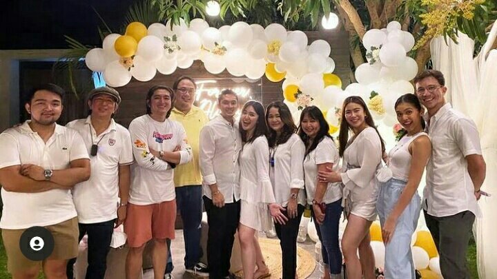MengLangSakalam's tweet photo. Ayiiieeeeee!! Congratulations Ms. @nicoleendyann ❤️❤️❤️ Sino na ba next???? 😁😁 @AtaydeArjo @mainedcm 

#MaineMendoza | @mainedcm 
#StreamLostWithYouOnSpotify https://t.co/5sB3mUVgvZ