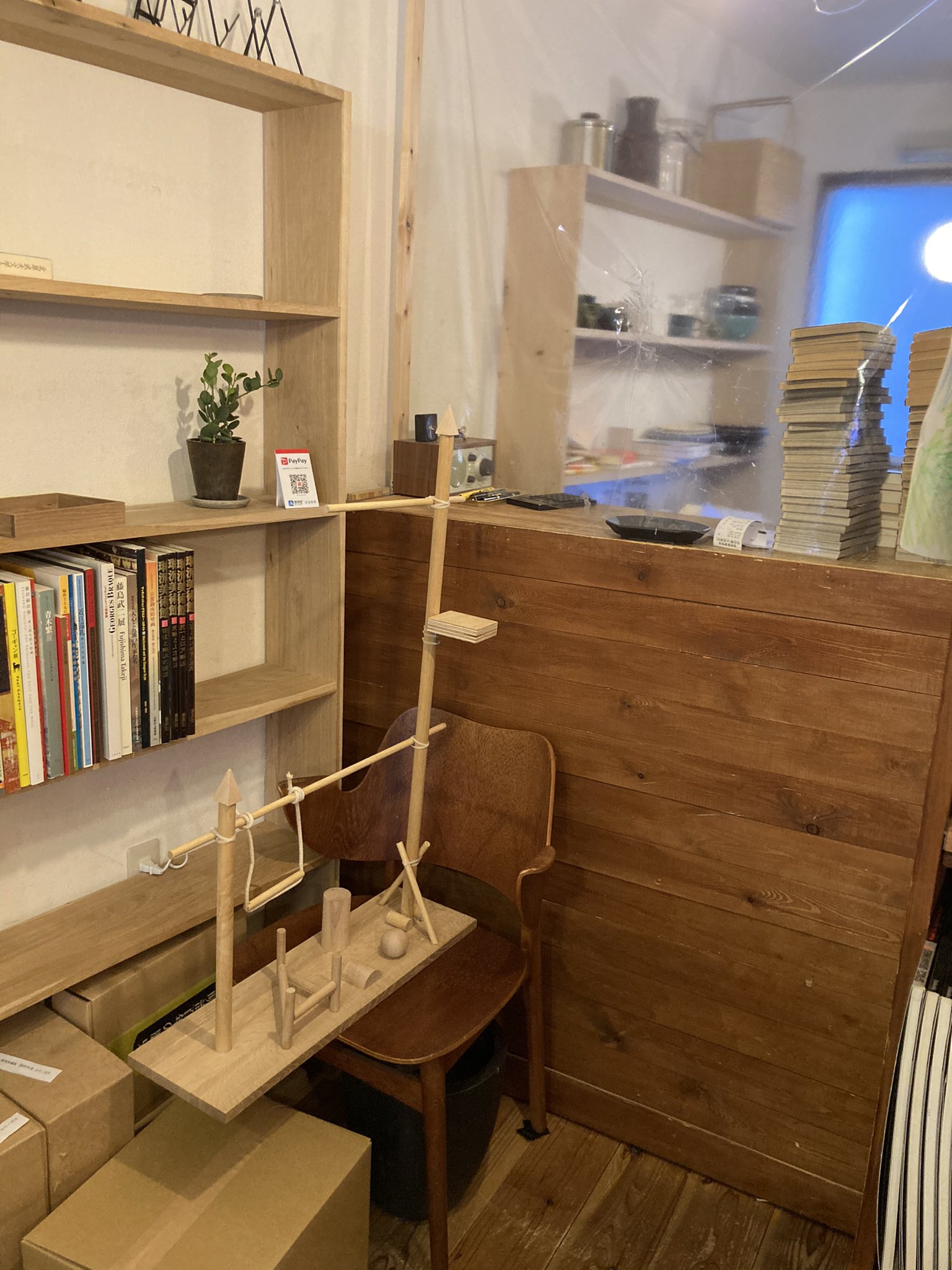 文鳥堂 古本専門書店 旧一色文庫 帳場前に自作の文鳥さん用止まり木を置いてます ３日前から置いてて もう何千人というお客様が目にされたはずですけど 興味を示された方は一人だけです どういうことですか T Co Sow1fdwlyt Twitter