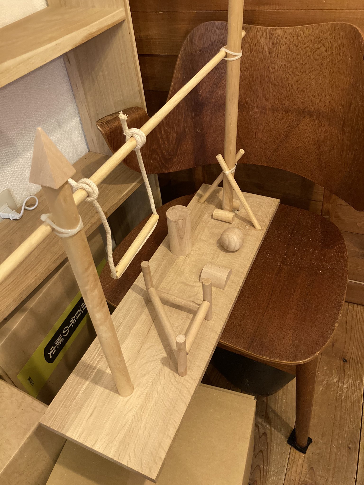 文鳥堂 古本専門書店 旧一色文庫 帳場前に自作の文鳥さん用止まり木を置いてます ３日前から置いてて もう何千人というお客様が目にされたはずですけど 興味を示された方は一人だけです どういうことですか T Co Sow1fdwlyt Twitter