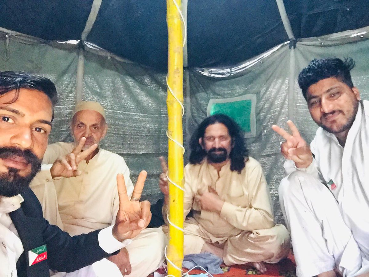 RajaInzimamRaja's tweet photo. ساتویں دن شدید بارش میں بھی مقبول بٹ شہید چوک میں دھرنا جاری دھرنے میں جموں کشمیر لبریشن فرنٹ ڈڈیال کے بزرگ رہنما اور مہاترے کیس میں 12 سال جیل کاٹنے والے بھٹی محمد صدیق صاحب بھی شامل ۔
#ReleaseTanveerAndSafeer 
#JKLGB 
#NoIndiaNoPakistan https://t.co/sjTjBxRBY5