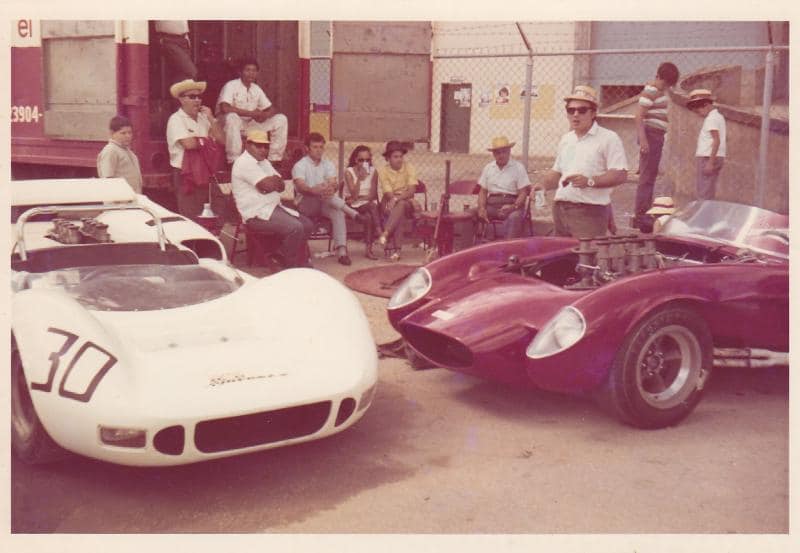 JAL69's tweet photo. Dos de los autos más famosos que ha tenido la historia del deporte a motor en #Venezuela
El #McLaren M1B Chevrolet-Traco de #WinstonChebly y el #Ferrari250TestaRossa ex #Marcotulli con el motor Chevrolet de recambio del McLaren, montado por el maestro #ErnestoPiovesan
Circa 1968 https://t.co/4USQATFaVf