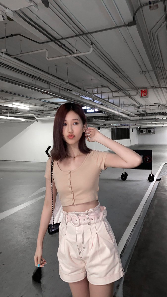 janeeyeih's tweet photo. Hari Senin menyambut lagi. Aku harap kita semua akan memiliki hari-hari yang baik untuk kedepannya. Oh ya, jika kalian memperhatikan, sekarang aku punya dua tempat kesukaan untuk mengambil foto. Yang pertama, atap. Yang kedua adalah rubanah untuk parkir kendaraan. https://t.co/VVQ2dEs6bG