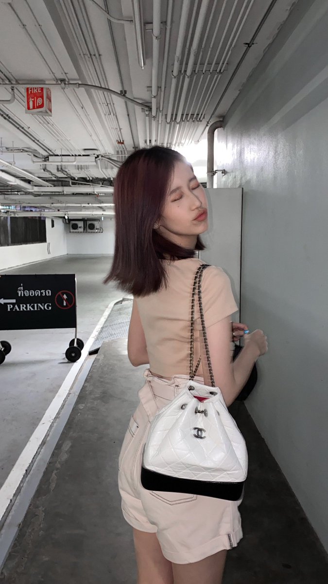 janeeyeih's tweet photo. Hari Senin menyambut lagi. Aku harap kita semua akan memiliki hari-hari yang baik untuk kedepannya. Oh ya, jika kalian memperhatikan, sekarang aku punya dua tempat kesukaan untuk mengambil foto. Yang pertama, atap. Yang kedua adalah rubanah untuk parkir kendaraan. https://t.co/VVQ2dEs6bG