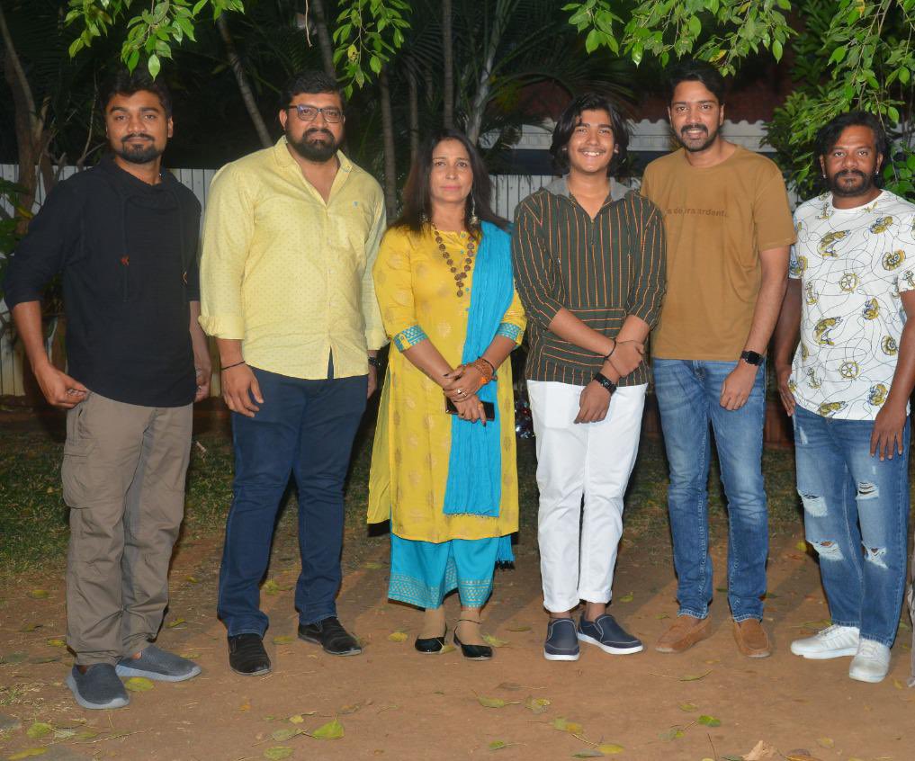 PadmajaFilms's tweet photo. First look of #IKSHU launched by our versatile Hero @allarinaresh garu 🕺🏻

@PadmajaFilms Production No.1 

#HanumanthaRaoNaidu #DrGauthamNaidu Presents

Director : #Rushika
Producer : #DrAshwaniNaidu
Music : @vikasbadisa
Dop : #NaveenTogiti
@RajeevCo @chitramcnuoffl 
@VrMadhuPr https://t.co/AJ3phxLY7I