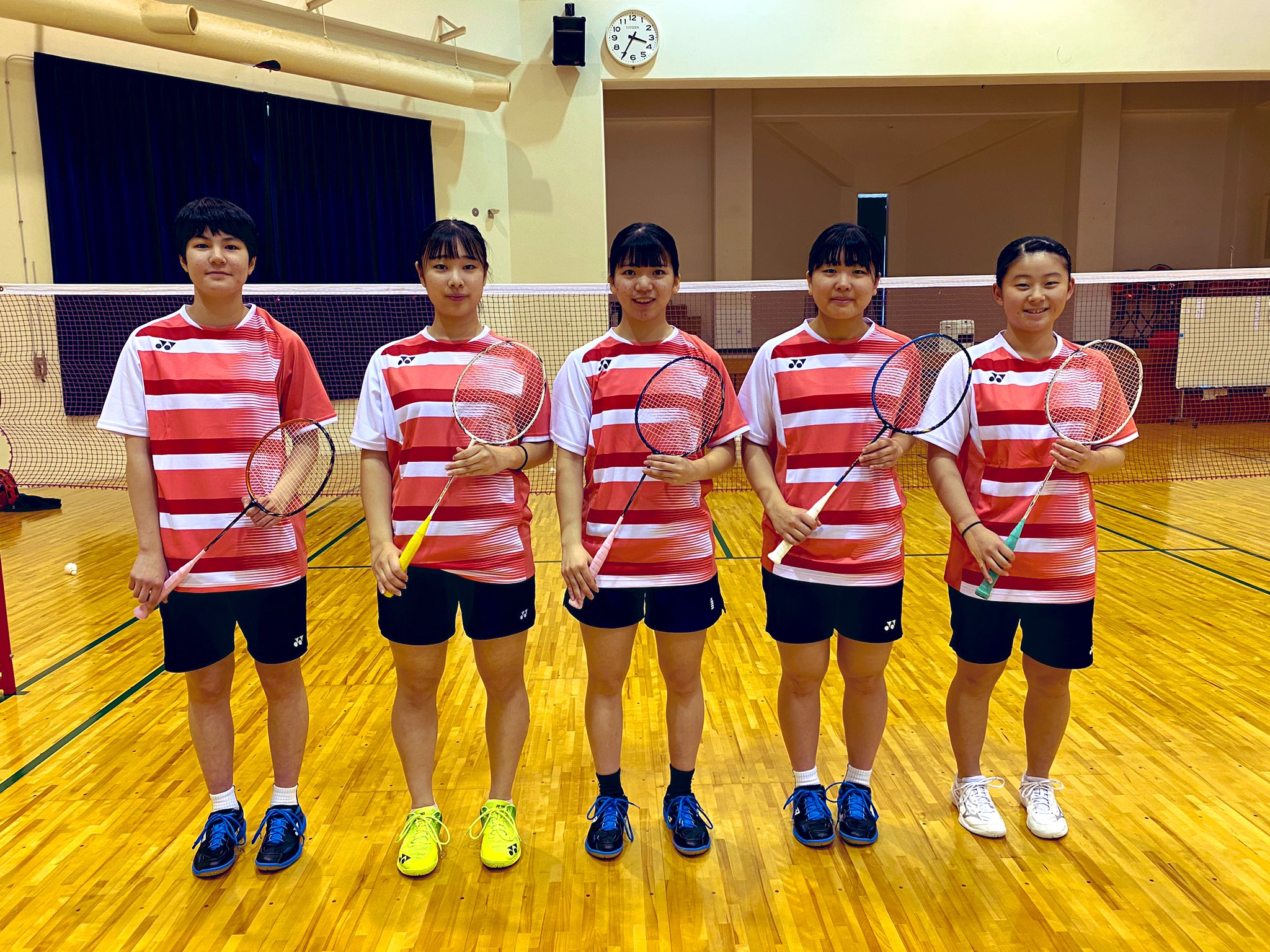 Twitter 上的 イシイタカユキ サイトウスポーツ 開志国際高校 女子バドミントン 部が今週末から開催される全国選抜大会に出場します 大会に向けて 新しいユニフォームを揃えてもらったので無理を言って写真を撮らせてもらいました 頑張って来てください