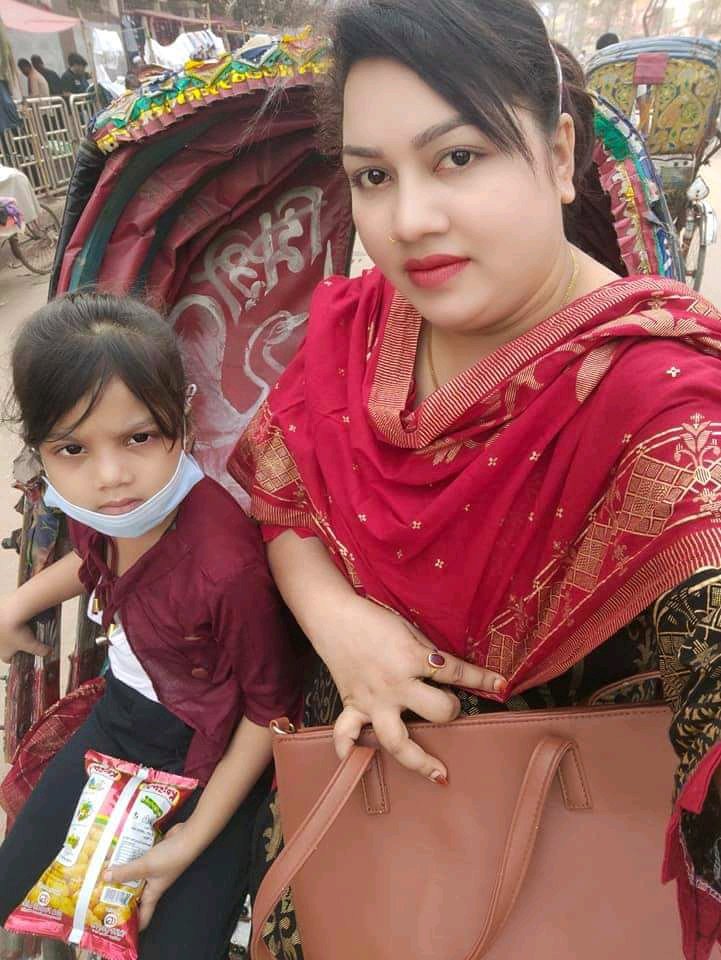মেয়েকে  নিয়ে কোচিং যাবার সময়।