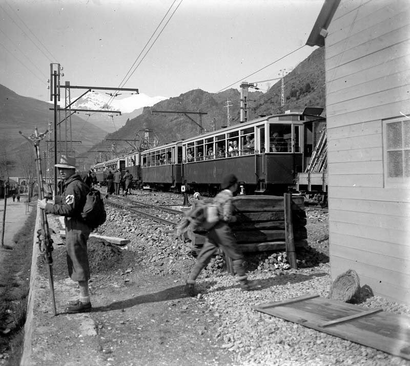 El 22 de març de 1931, avui fa 90 anys, s'inaugura el cremallera de Núria, que va de Ribes de Freser al Santuari de la Mare de Déu de Núria (foto de 1932).
