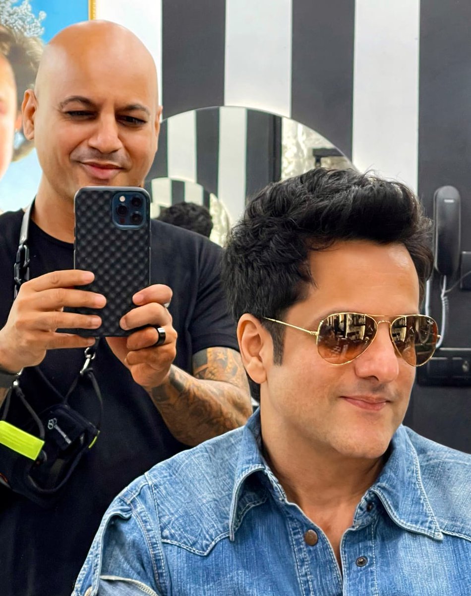 FullyFilmyComm's tweet photo. back with a bang!

#FardeenKhan  looks dapper as ever as he gets his makeover by none other than master hairstylist #AalimHakim.

Fardeen's transformation journey is definitely drool worthy! 

@AalimHakim https://t.co/3gzHn4L51D