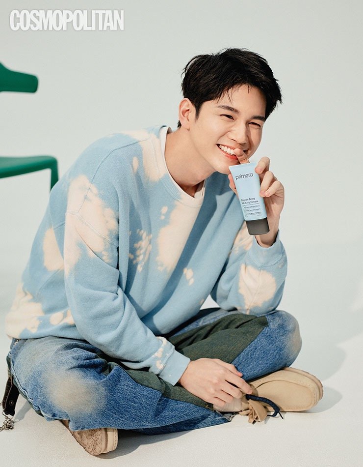 ONGgall's tweet photo. [📖] #옹성우 가 전하는 힙환경 메시지!

프리메라 <러브 디 어스> 캠페인의 앰배서더로 카메라 앞에 선 옹성우. 그가 지구와 환경을 위한 의미 있는 메시지를 전한다.

✅[cosmopolitankorea공식 홈페이지]

➡️ https://t.co/uWCLZlCiXp

#ONGSEONGWU https://t.co/pXJXsBTYHF