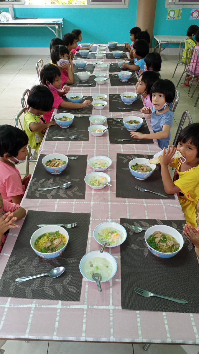 mewnichbnk48_'s tweet photo. เก็บตก ภาพบรรยากาศ การเลี้ยงอาหารเด็ก Part 2
ขอบคุณอีกครั้งนะ ❤
"น้องๆอิ่มท้อง เราก็อิ่มใจ" ✌
ปล.รูปภายในห้องอาหาร จากเจ้าหน้าที่ที่ดูแล
#BNK48
#MewnichBNK48
#19thBirthdayMNPrincess https://t.co/TrorcD2ai5