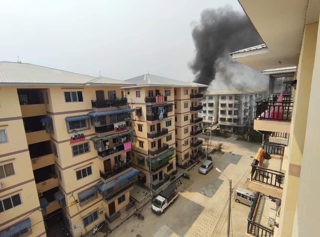 PaingPhyoeThu9's tweet photo. The Junta's Terrorist Group is setting fire to the #MyaYiNandarHousing in #Mandalay.
#WhatsHappeningInMyanmar
#Mar22Coup https://t.co/fOlXvMRmta