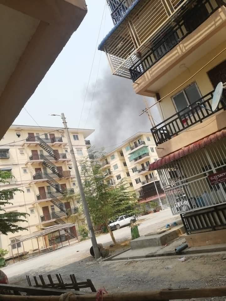 PaingPhyoeThu9's tweet photo. The Junta's Terrorist Group is setting fire to the #MyaYiNandarHousing in #Mandalay.
#WhatsHappeningInMyanmar
#Mar22Coup https://t.co/fOlXvMRmta
