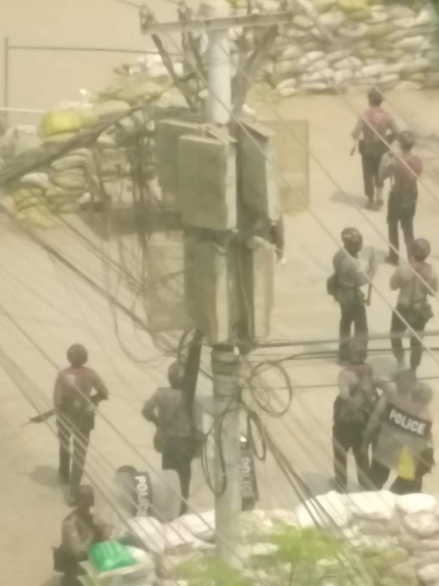 PaingPhyoeThu9's tweet photo. The Junta's Terrorist Group is setting fire to the #MyaYiNandarHousing in #Mandalay.
#WhatsHappeningInMyanmar
#Mar22Coup https://t.co/fOlXvMRmta