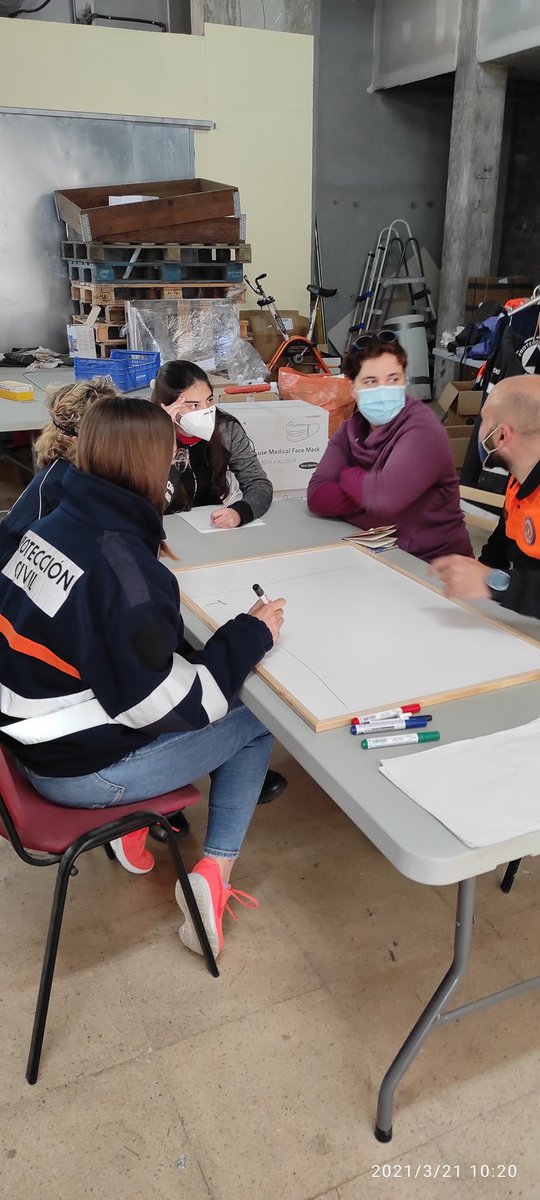 PeJoCallau's tweet photo. Ahir diumenge formació teórica i pràctica @avpcvendrell @elvendrell_cat en la creació d'un punt d'acollida https://t.co/WBvI8e20I9
