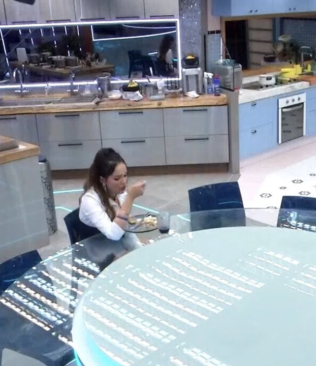 juliette's tweet photo. Juli tava comendo na cozinha do Vip https://t.co/D9Sh3s4wrJ