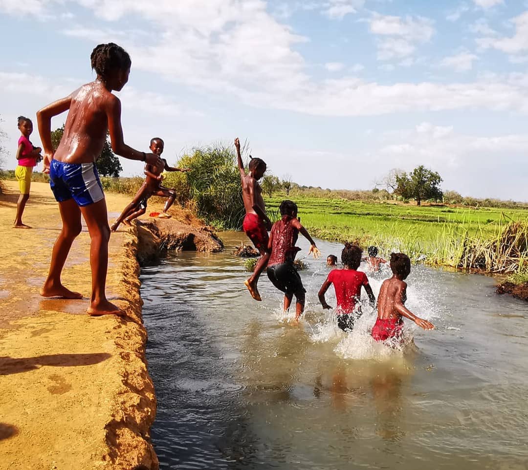 2 milyar insan temiz suya erişim konusunda dezavantajlı durumda. #İklim değişiklikleri ve #küreselısınma sonucu kuruyan #su kaynakları geleceğimizi tehlikeye atıyor. Boşa akan her damlada suya ulaşamayan insanları ve çocukları düşünün. 
#DünyaSuGünü kutlu olsun. 
📸Coşkun Aral
