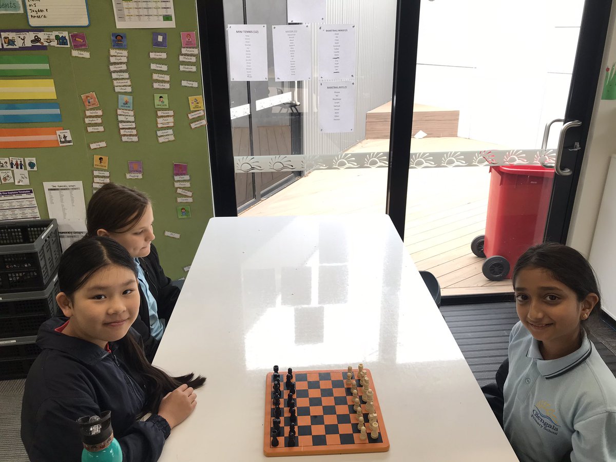 vinmccarthy89's tweet photo. All the action from Chess Club today!#GlengalaPROUD https://t.co/ua83G9YJjV