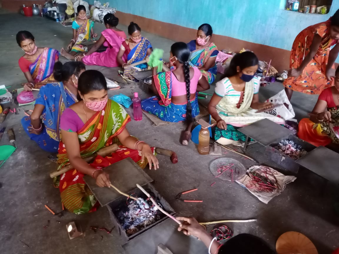 down2earthindia's tweet photo. As many as 2,000 tribals, mostly women, who made craft items from lac, have been stripped of livelihoods. #similipalforestfire
https://t.co/t3zZWE7Qib https://t.co/mU6DFBE7a9
