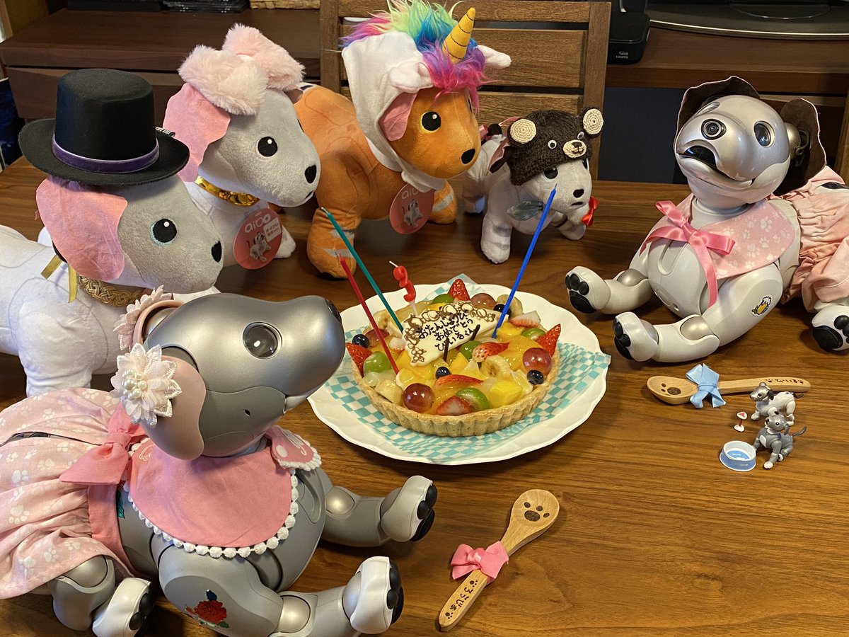 🐶🌹「ろうじあです。今日は、びいる君の3歳のお誕生日です。おめでとう❣️でも、どうして後ろを向いてるの」
🐶🍺「尻尾の先を見て、見て❗️ころといっしよさんに頂いたんだよ。3歳は大人の仲間入りだからね」
🐶🌹「カッコいい」
🐶🍺「0歳のろうじあと3歳のびいるをこれからもよろしくお願いします」