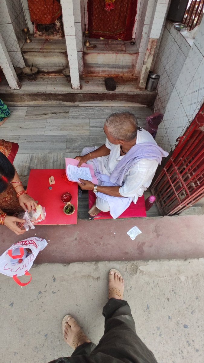 SomnathVermaa's tweet photo. आज सोमवार है और बिहार दिवस की छुट्टी है। मंदिर में मत्था टेका, जन- जागरूकता का अभियान चलाया और लोगों को पर्ची देकर बात की। जब तक केंद्र सरकार अपना फैसला वापस ना ले ले तब तक मेरा ये अभियान जारी रहेगा 
#हर_हर_महादेव 
#WhoLootedBanks 
#StopPrivatisation
#बिहार_दिवस https://t.co/fk4VhYfk7W