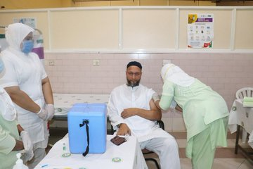 news24tvchannel's tweet photo. AIMIM के प्रमुख असदुद्दीन ओवैसी ने लगवाई कोरोना वैक्सीन 

@aimim_national @asadowaisi #CoronaVaccine https://t.co/a5a8tbKTGE